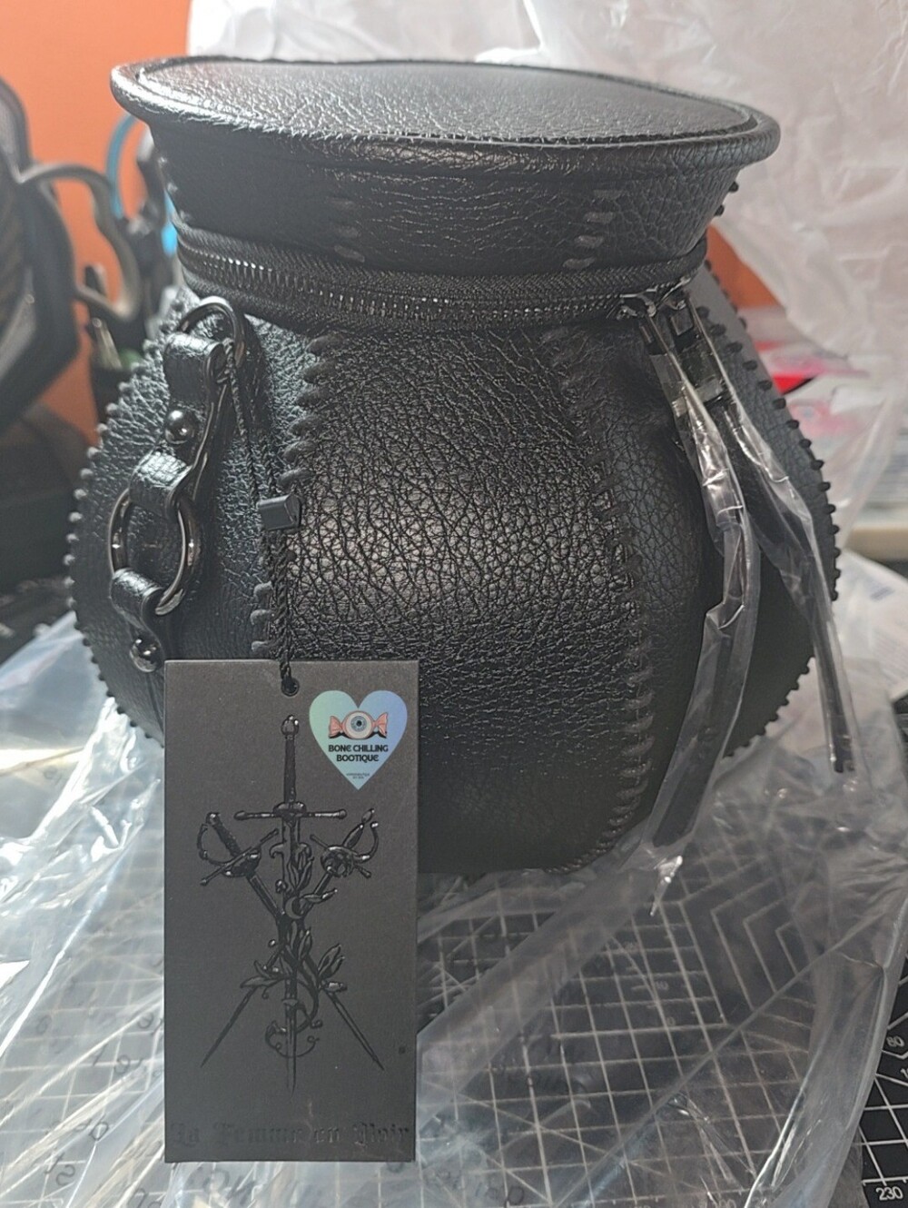 BNWT La Femme En Noir Cottage Witch Cauldron Crossbody Bag - Picture 4 of 4